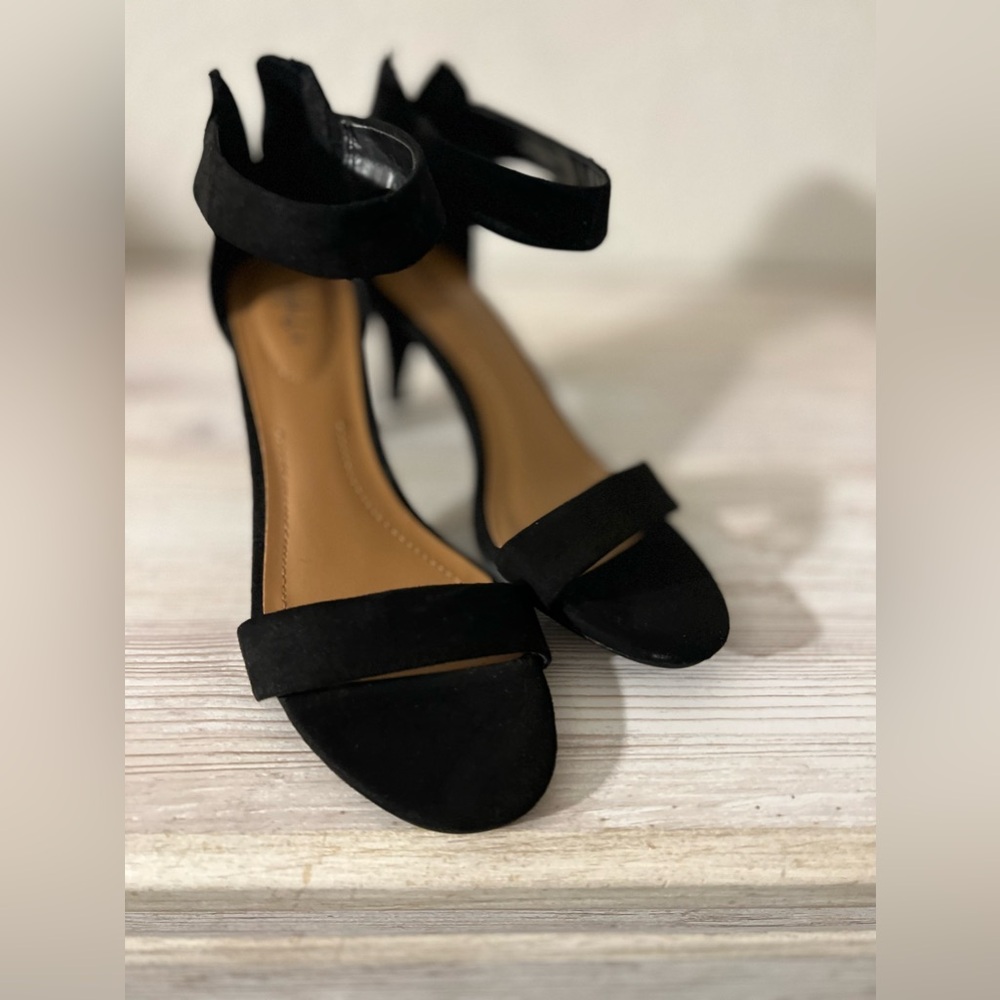 Small heel shoes